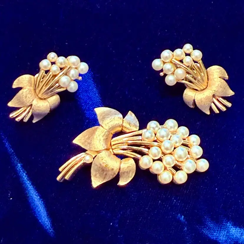 Vintage 1960’s Crown Trifari GoldTone Demi-Parure Set Flower Leaf Bouquet Pearl Brooch 2” & Clip Earrings 1.25”