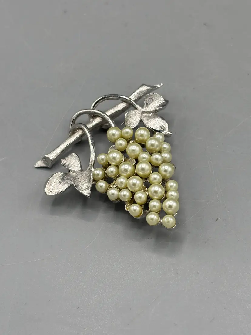 Vintage Crown Trifari silver tone brooch
