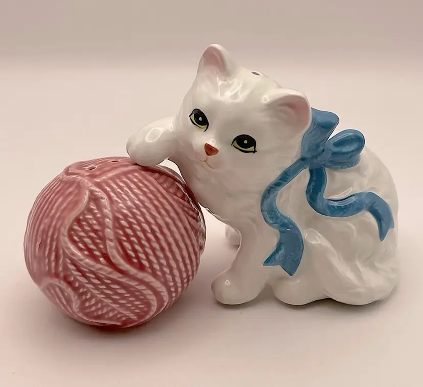 Mount Clemens Pottery, “Sophisto-Cats”, Salt and Pepper Shakers, Made in Taiwan