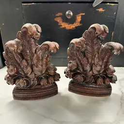 Vintage Pair Set of Syroco Wood Bookends with Whimsical Fern Leaves and Composite Filigree. These bookends exude a classic charm with their intricate Details, this is an overall beautiful vintage set.