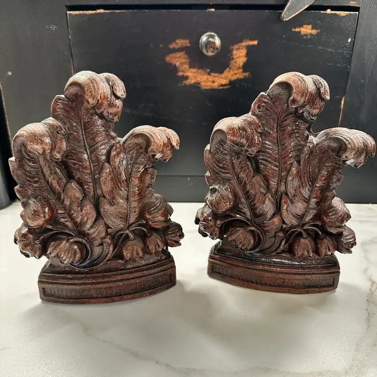 Vintage Pair Set of Syroco Wood Bookends with Whimsical Fern Leaves and Composite Filigree. These bookends exude a classic charm with their intricate Details, this is an overall beautiful vintage set.