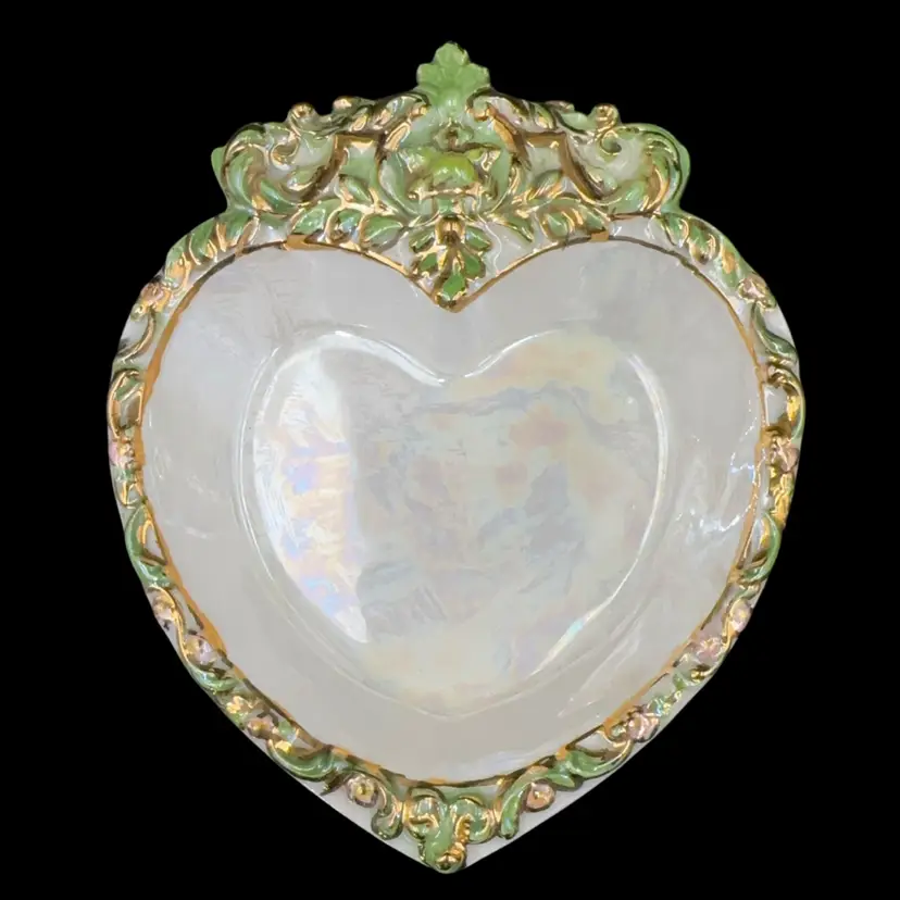 Heart Shaped
Trinket Dish, Hollywood Regency Style Ceramic/W Gold Trim. Has Iridescence