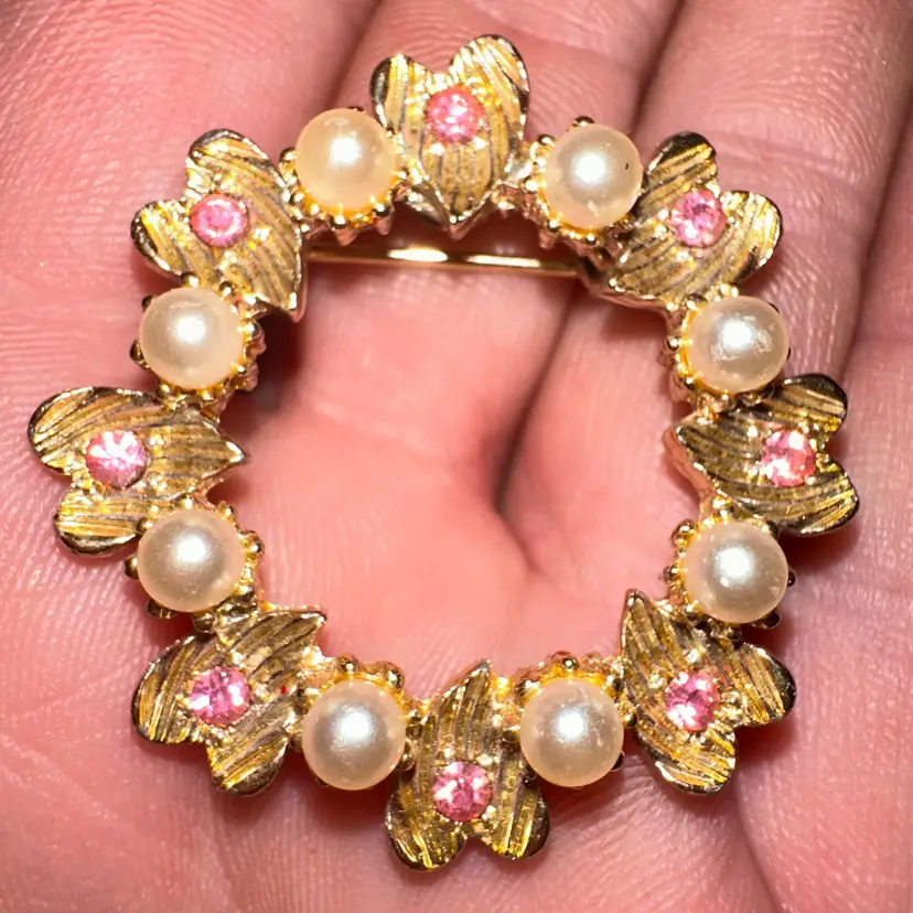 Gold Tone Faux Pearl Pink Rhinestone Wreath Brooch Pin