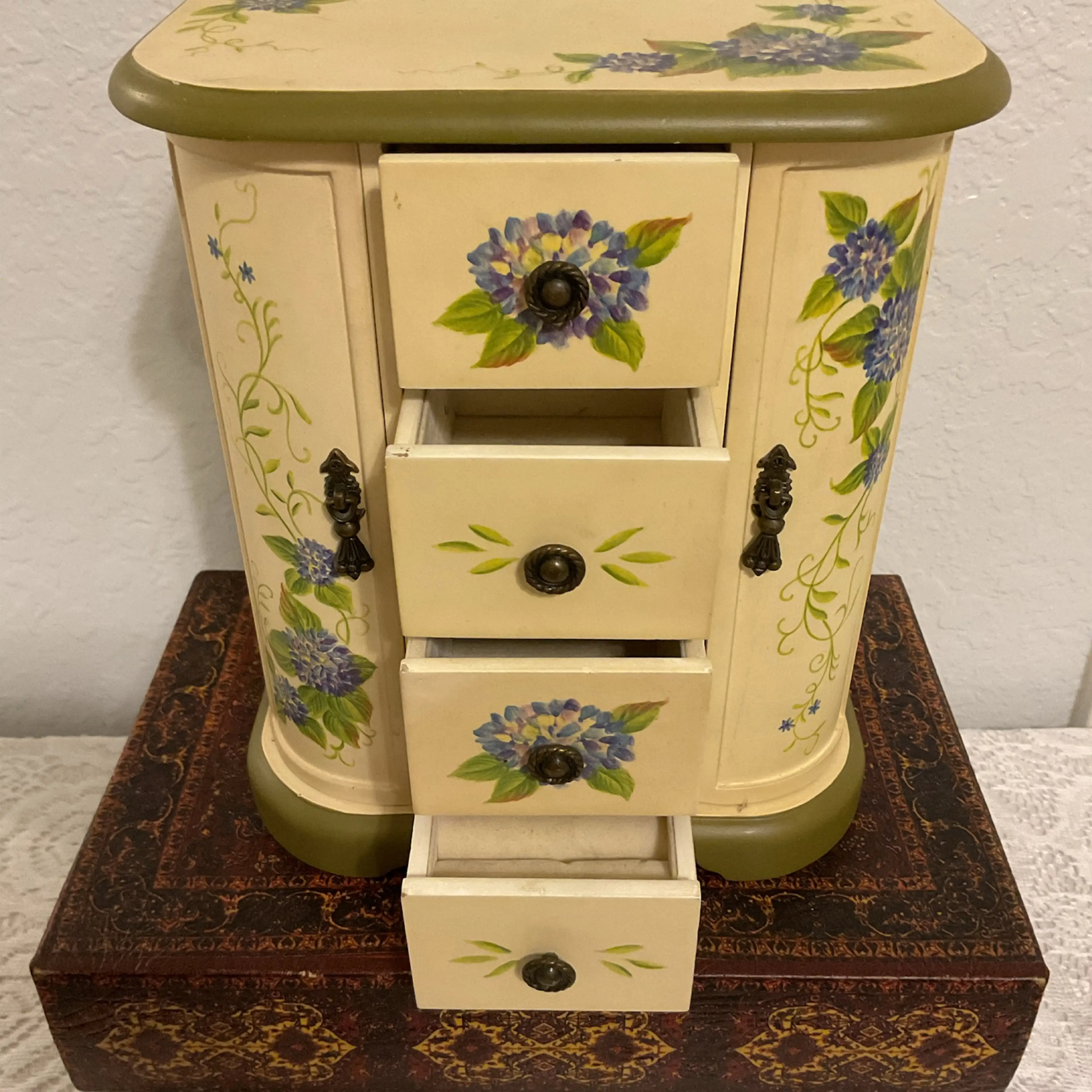 Image 4 of 4