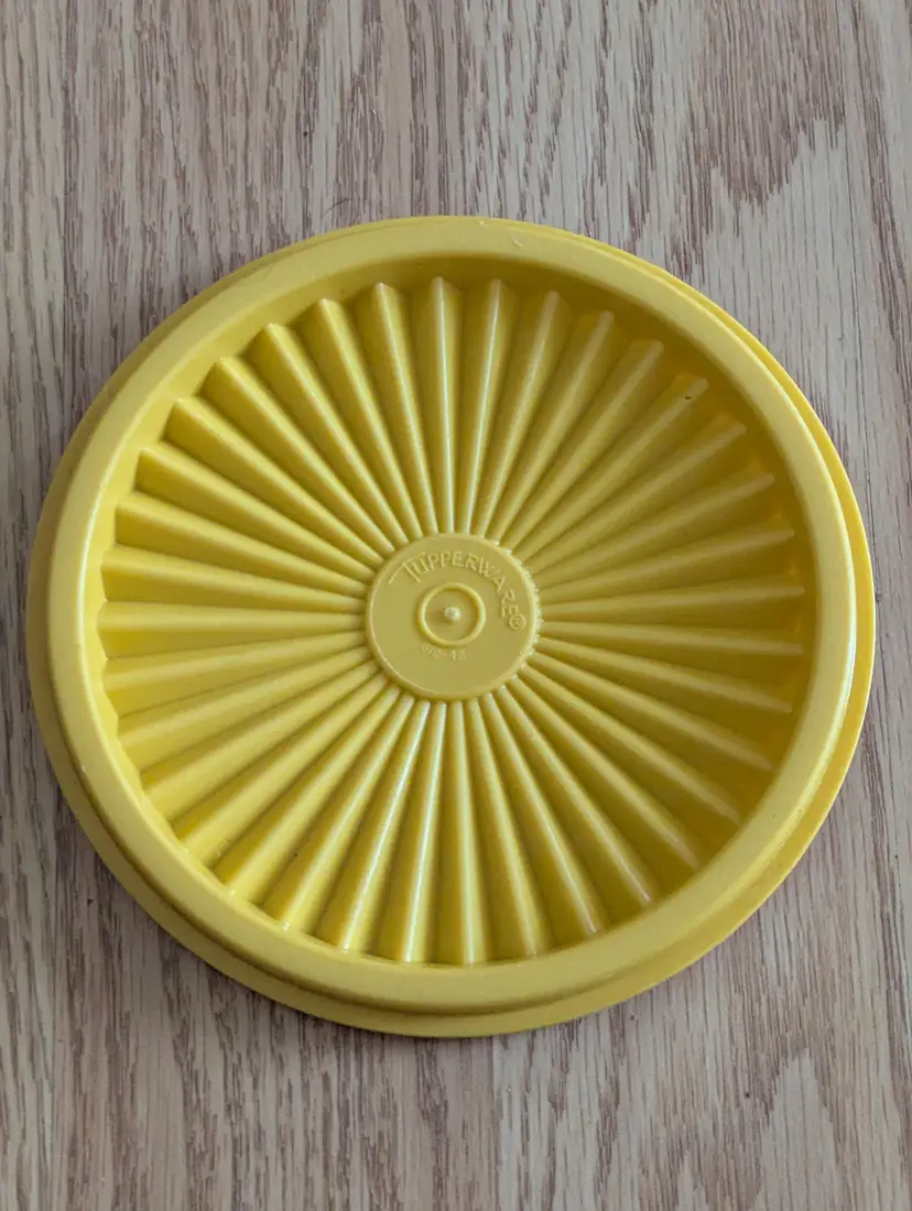 Original Tupperware Lid #812-42 Harvest Gold Starburst Small