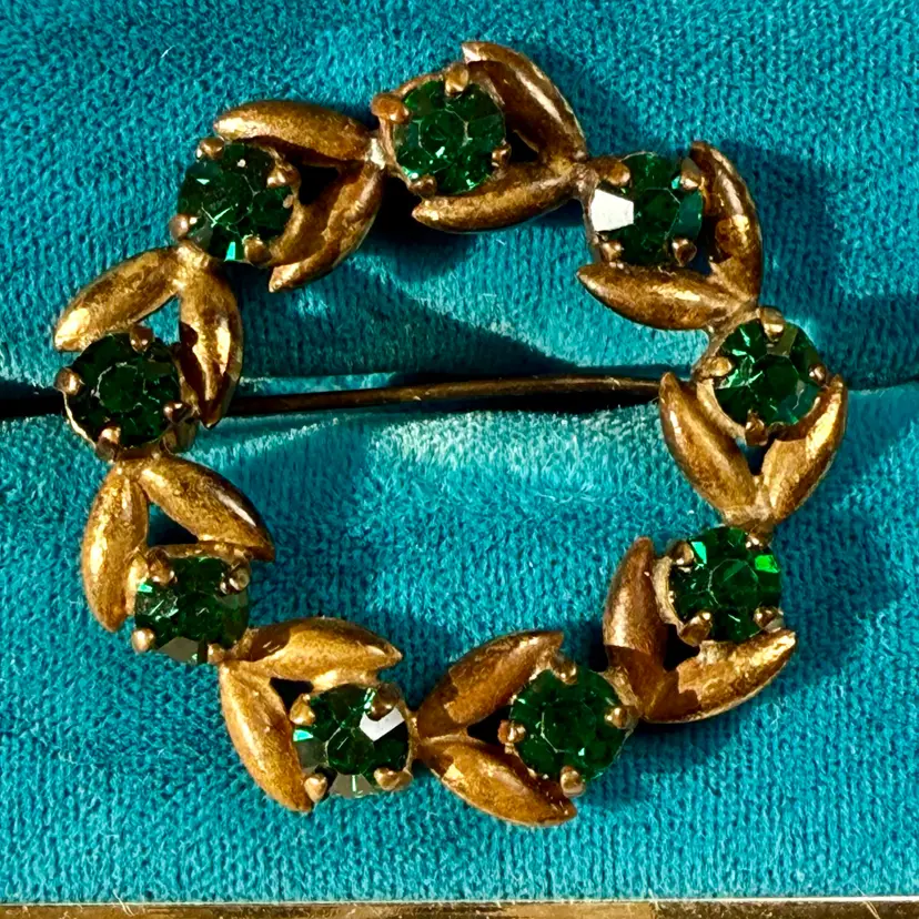 Vintage Mid-Century Unsigned Brass Emerald Green Rhinestone Wreath Brooch Pin 1.25”
