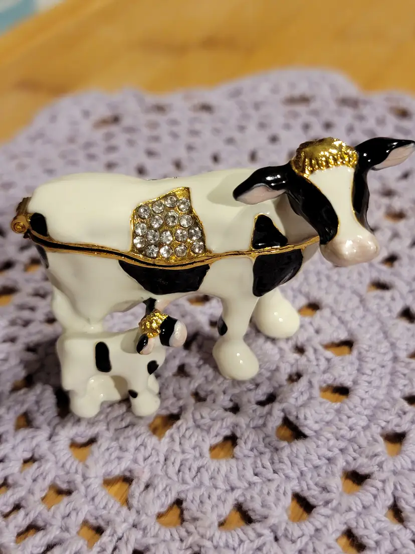 Cow and her calf trinket box