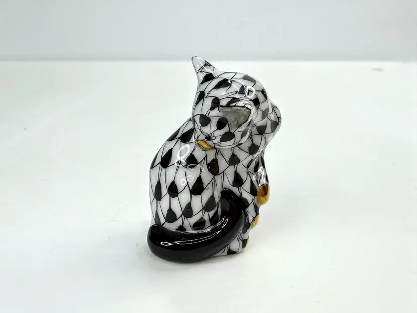 Vintage Herend Hungary Miniature Grooming Cat Black Fishnet 5283/VHNM A1064