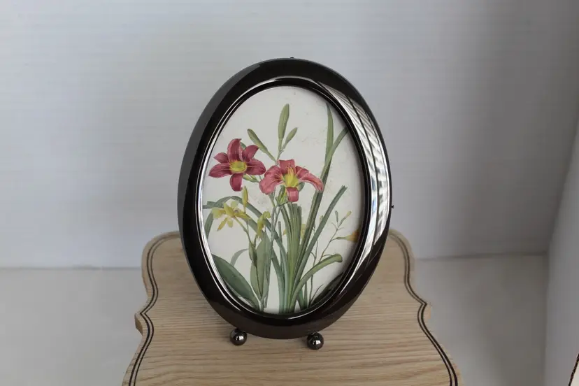 Vintage Oval Metal Tabletop Picture Frame holds 3x5 picture
