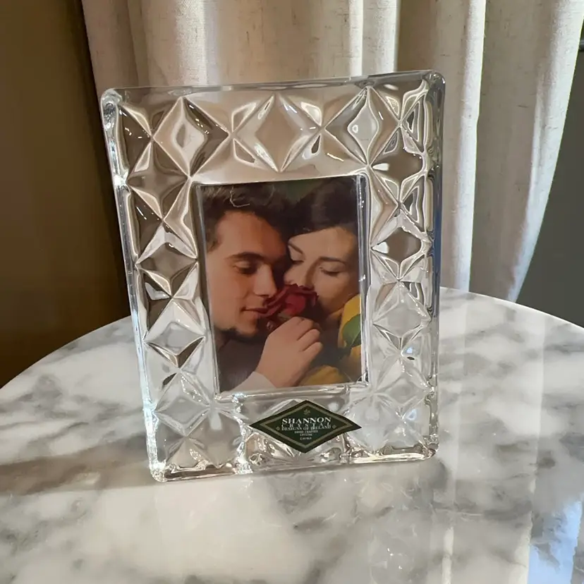 🔔 Shannon Crystal Frame