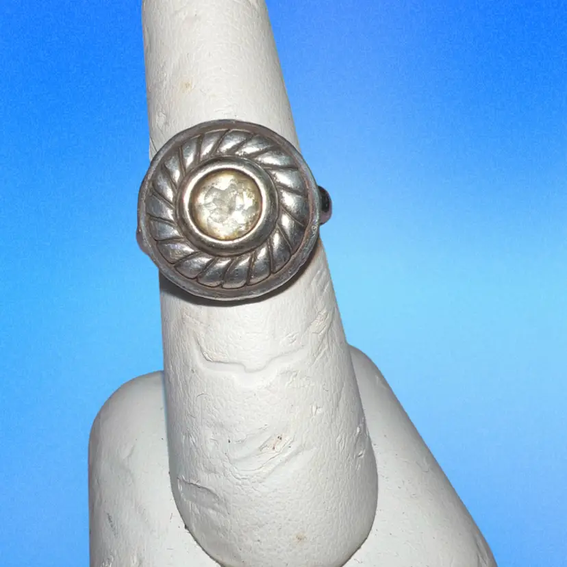 This is a Brighton Sayan Cable sterling silver ring featuring a round white topaz stone.
Brand: BrightonMaterial: Sterling silver , Features a cable-textured bezel and ornate filigree band Size: 6