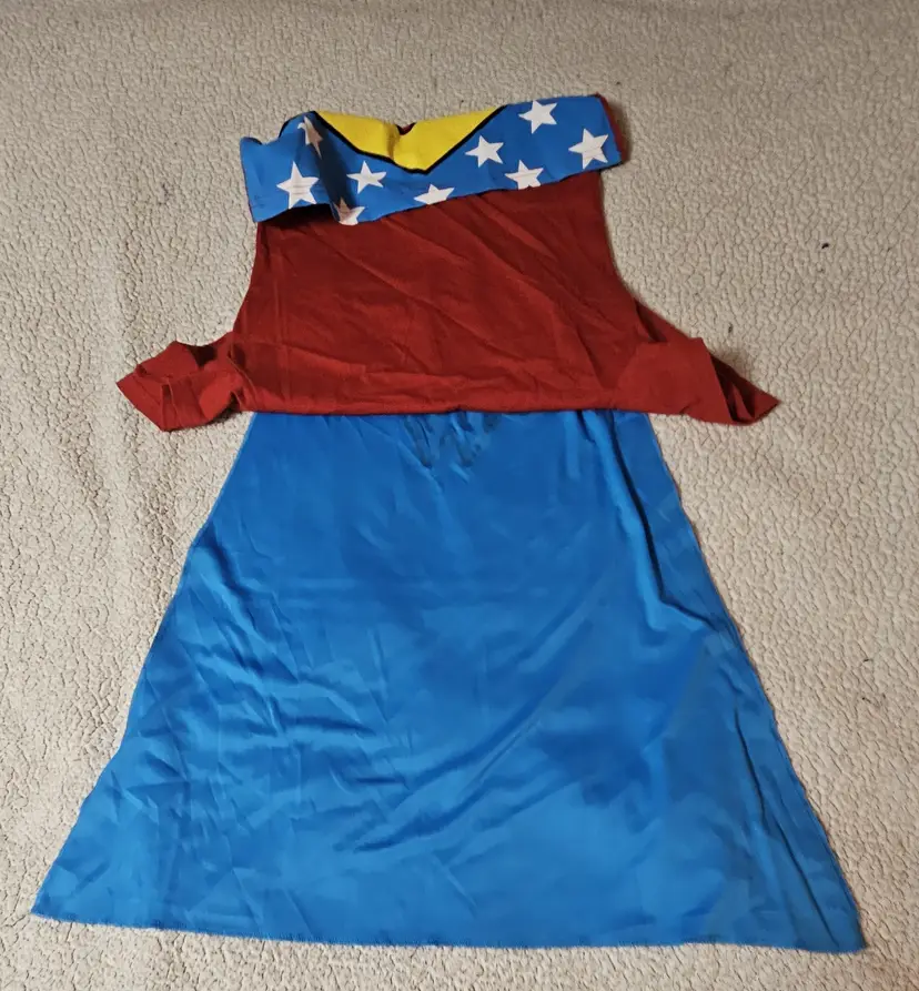 Wonder Woman - Junior Women's Cape T-Shirt Size Medium - Preowned