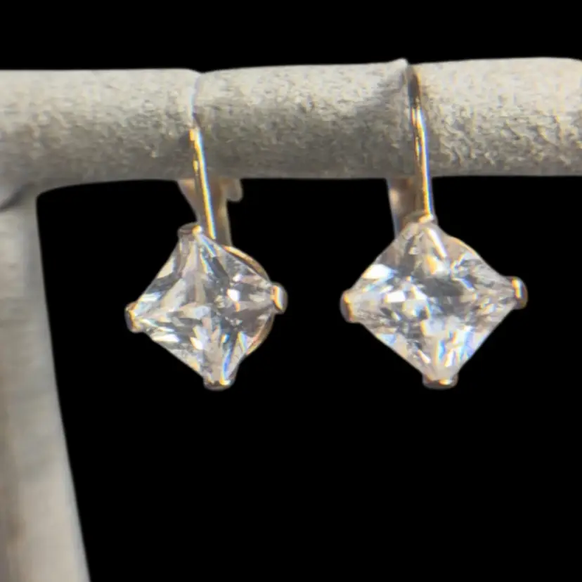 Gorgeous 10K Gold Cz Earrings 5/8” 1 Gram Yw