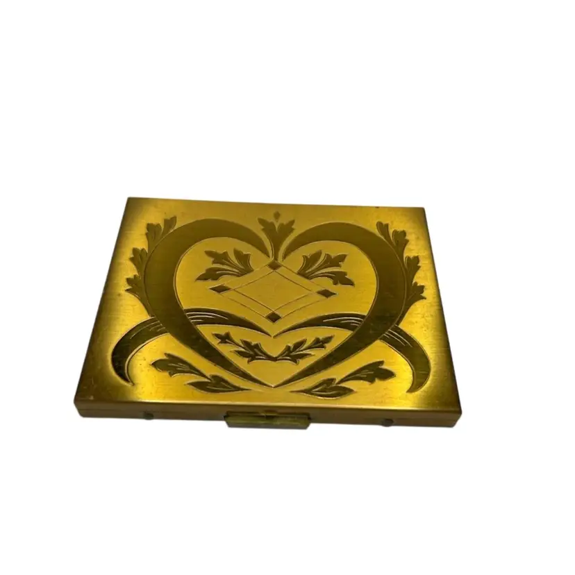 Vintage Gold Toned Mirrored Compact With Etched Heart Design Made In USA
@ 4x3