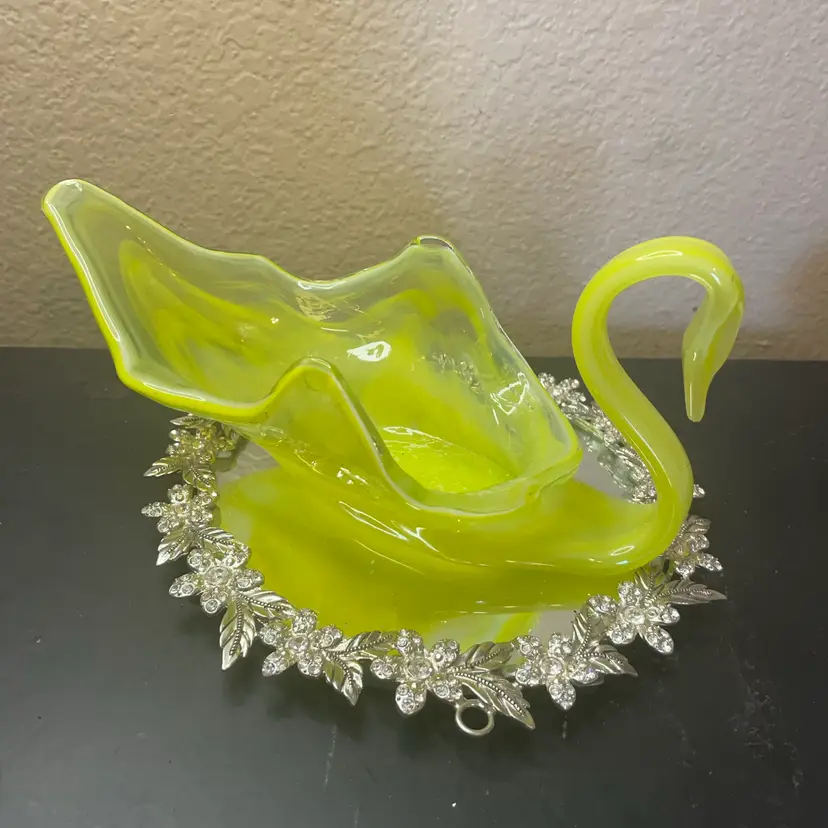 Sooner/Arklahoma Art Glass 9” Swan Trinket Holder