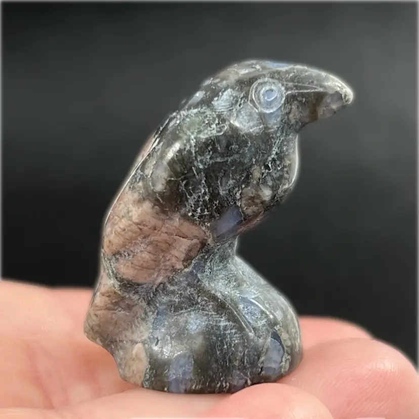 Que Sera Stone Miniature Raven 🐦‍⬛  Crow Figurine– Crystal Carving.