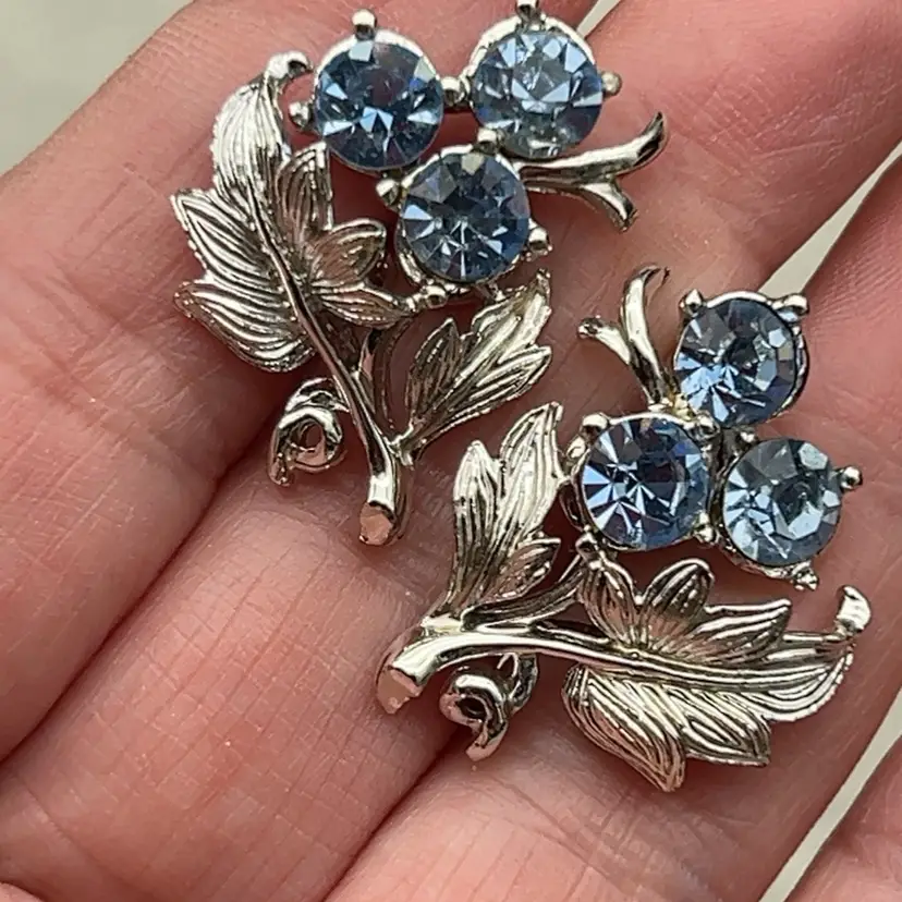 1950s Vintage Coro Blue Rhinestone Floral Leaf Screw Back Earrings