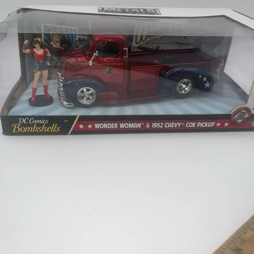 DC Comics Bombshells Wonder Woman Figure with 1952 Chevy Coe Pickup Jada Metals