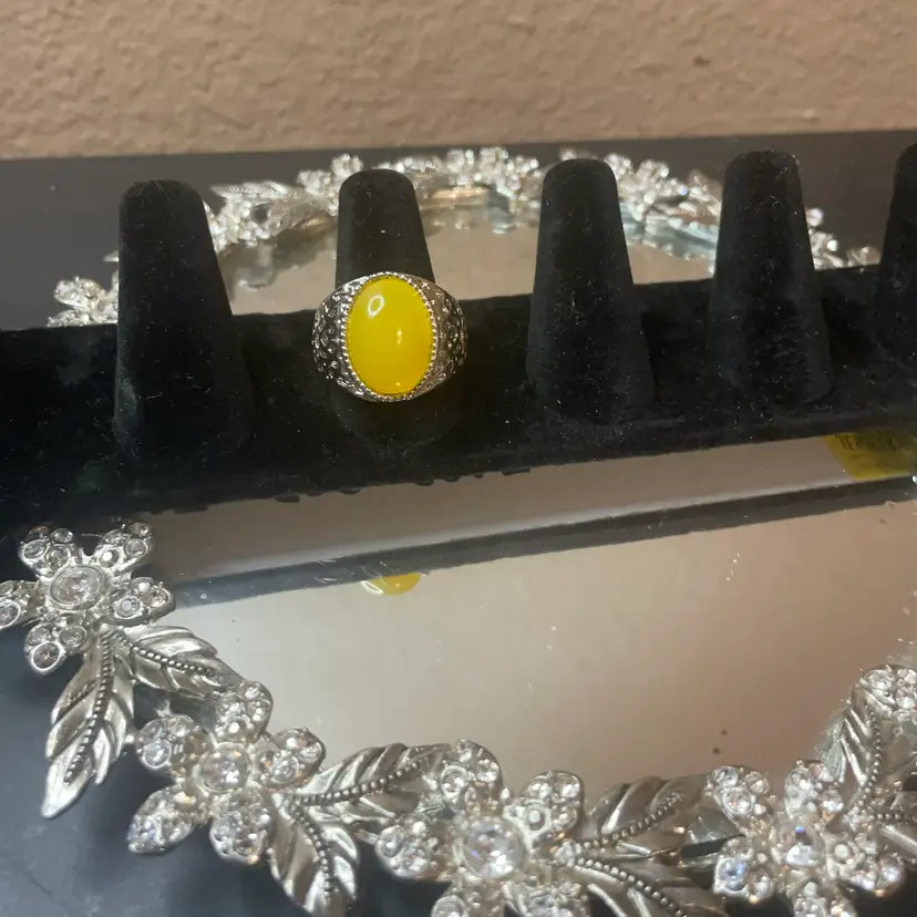 Southwestern-style oval Yellow Agate or Butterscotch Amber cabochon set in a Silver Tone Filigree Design Sz 8