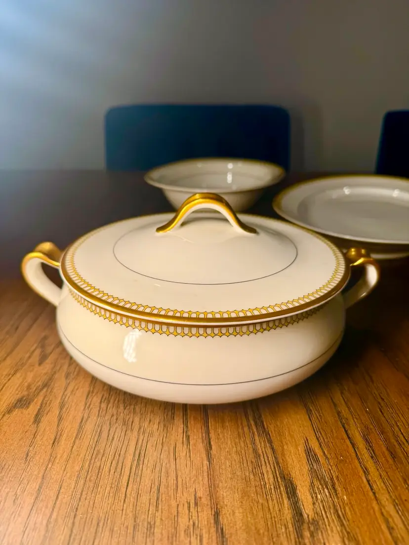 😻 Haviland & Co. Limoges Schleiger w/22k gold arches printed along a white porcelain casserole dish 8.5x2.5”