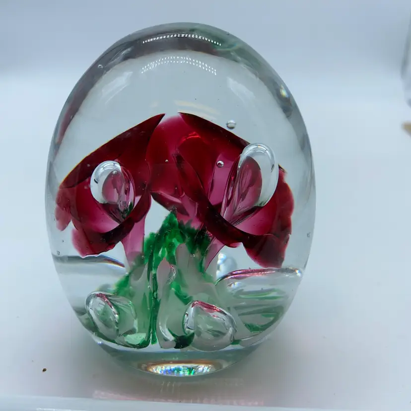#0001 1993 Gibson studio art glass paperweight with a red floral design.