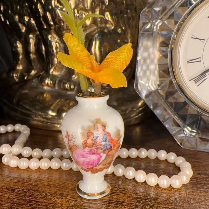 😻 miniature Limoges porcelain vase w/classic French courting couple scene reminiscent of Fragonard 22k gold