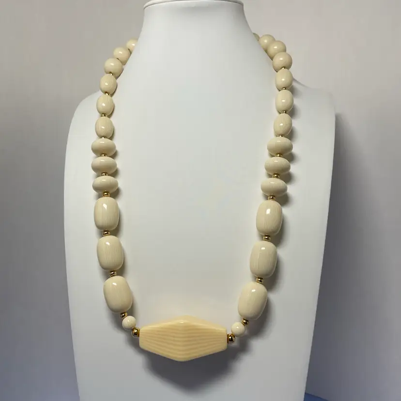 @@ vintage Napier faux ivory and gold-tone bead 24” necklace