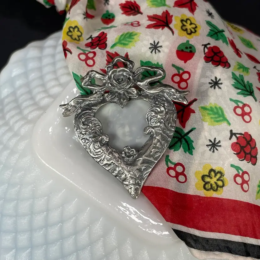 Victorian Style Pewter Heart Photo Picture Frame Brooch Romantic Vintage 2"