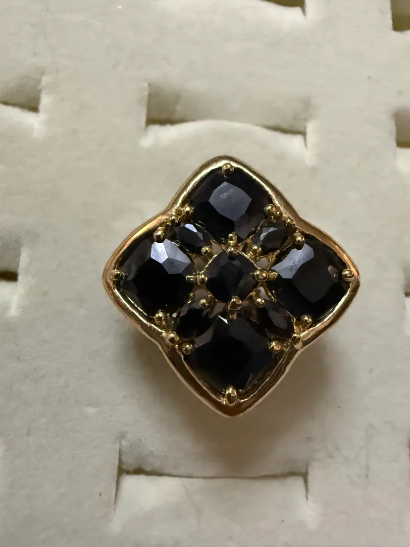 Vintage style cocktail ring with black stones