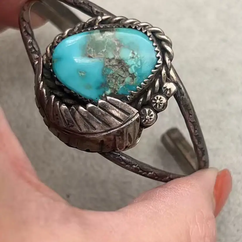#01 Vintage Native American Sterling Silver Turquoise Leaf Cuff Bracelet Small