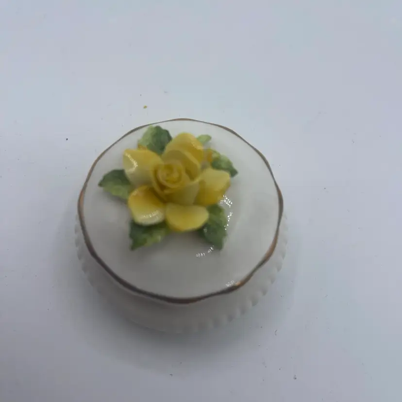ROYAL DOULTON Bone China Yellow Applied ROSE Round Shape Pill Trinket Box