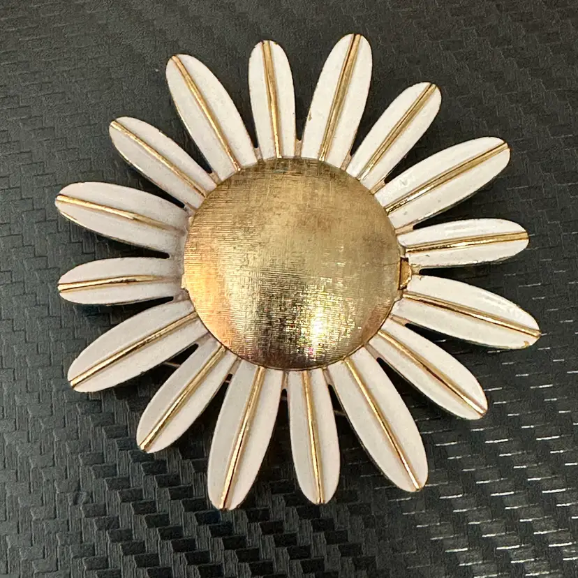 A005 - Avon Gold-Tone White Enamel Daisy Locket Brooch
