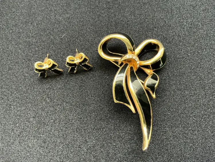 #11NNME - BLACK ENAMELED GOLD TONED BOW SET - unsigned