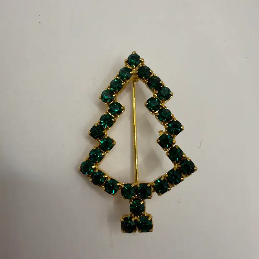 Emerald Green Rhinestone Gold Tone Christmas Tree Brooch 1.75”