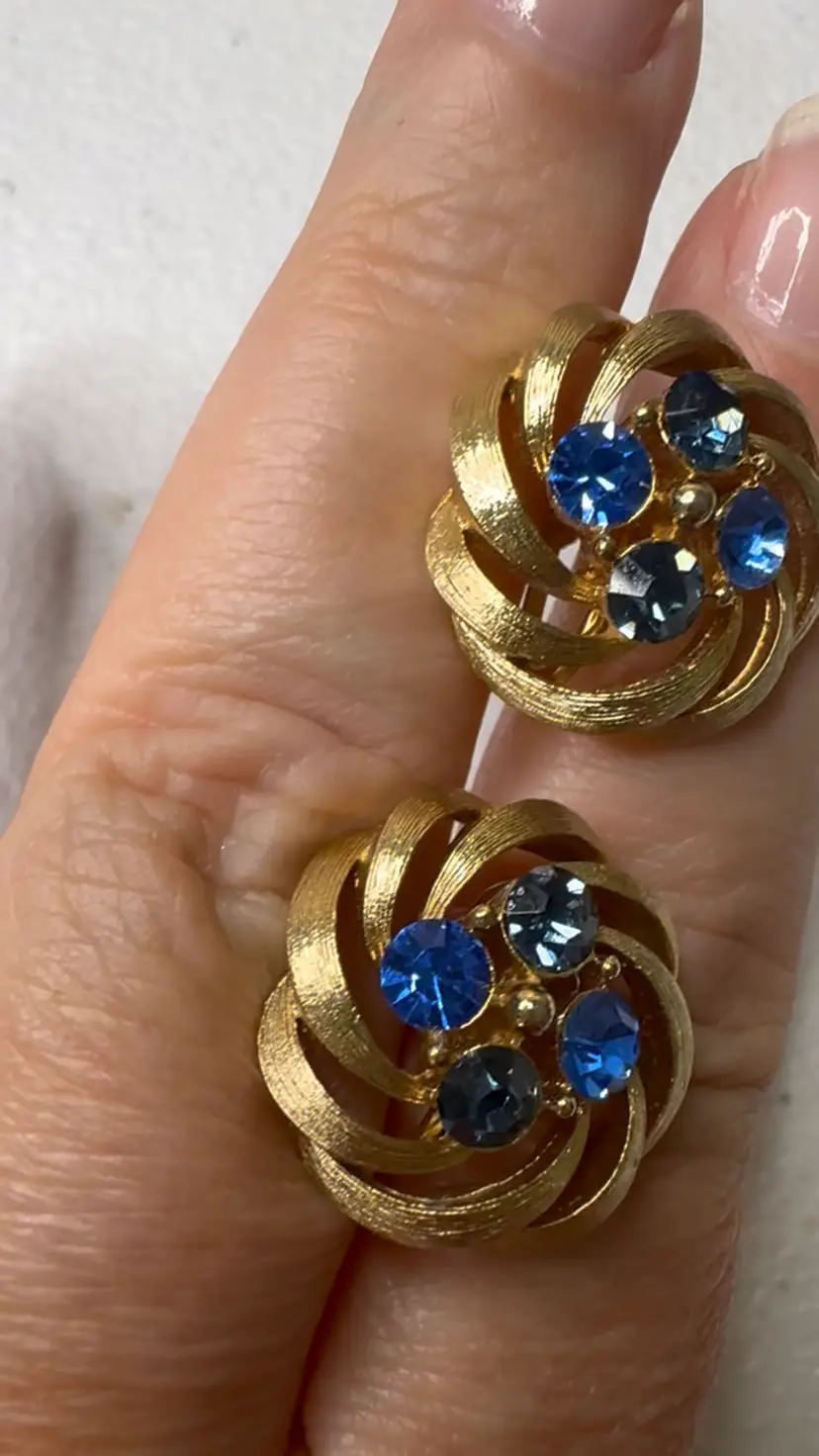 Vintage 1950’s-60’s Marked Lisner Gold Tone Blue Rhinestone Pinwheel Swirl Screwback Earrings BIN BASH SALE