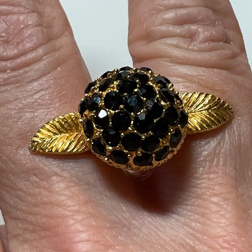 #03 - Sarah Coventry Double Ring Goldtone And Black Glass Stones