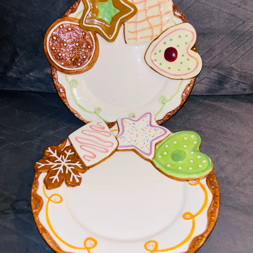 SET OF 2 BETTER HOMES & GARDEN 3D HOLIDAY COOKIES PLATES