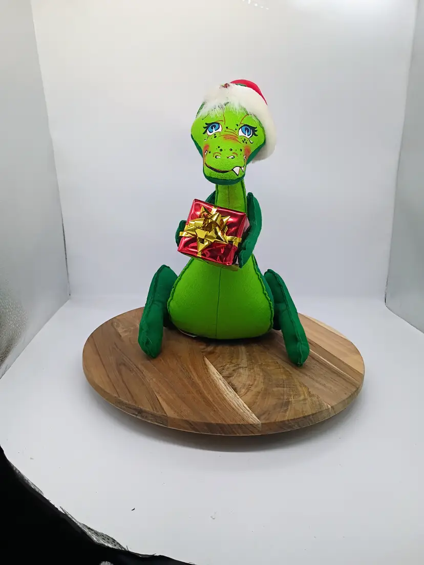 Annalee 2006 Christmas Green Dinosaur with Santa Hat & Gift 807806 14 inches