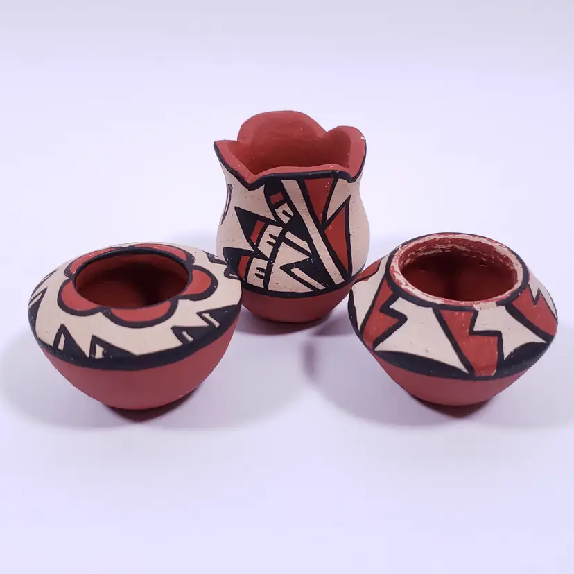 Vtg CHINANA JEMEZ PUEBLO Hand Crafted Polychrome Pottery MINI OLLA JAR SET