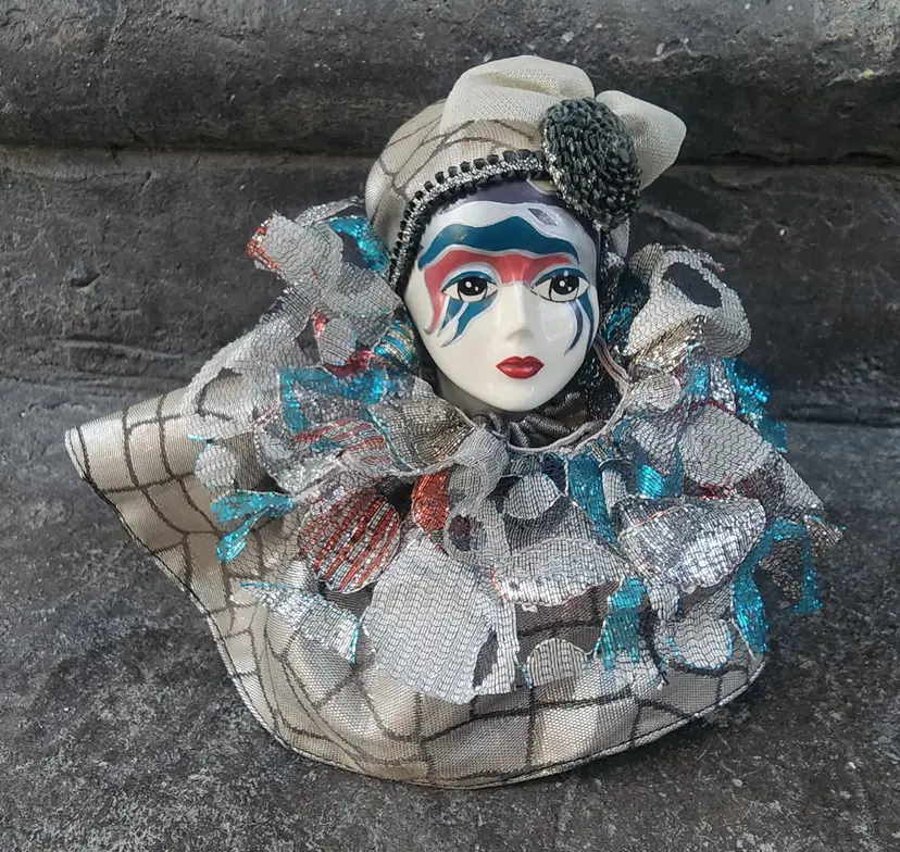Vintage Harlequin Head , Brinns Music Box , 1988 . Song "Petite Fleur"