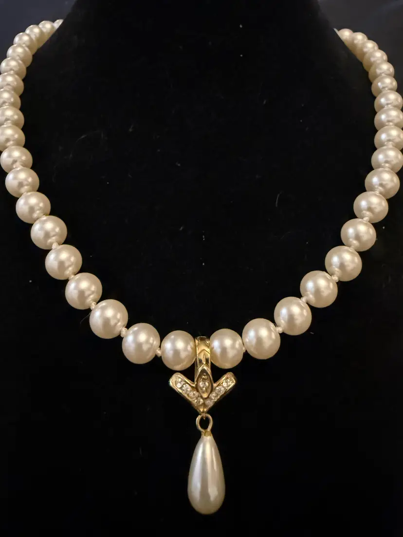 Elegant Vintage Pearl Necklace with Teardrop Pendant