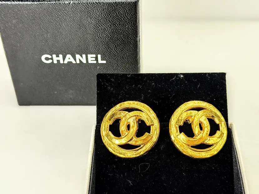Vintage CHANEL Gold Tone Interlocking CC Clip-On Earrings authentic in box GS853