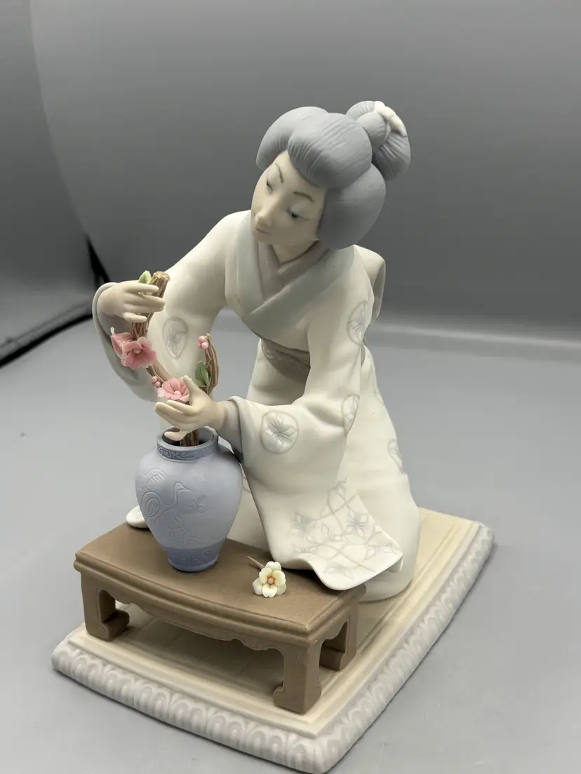 Vintage Lladro Japanese girl decorating porcelain figure