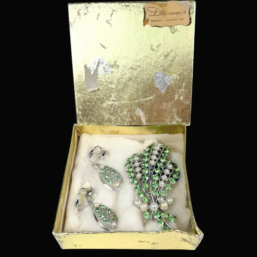 Glowy Mid-century Green Rhinestone w Faux Pearls Brooch & Matching Clip On Earring Set. Silver-tone Metal. Unsigned. SEE CONDITION!!