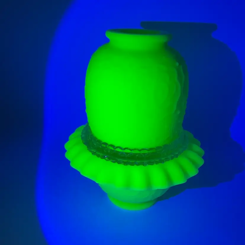 Fenton Persian Medallion Lime Green Satin GLOW Fairy Lamp Damaged Insert
