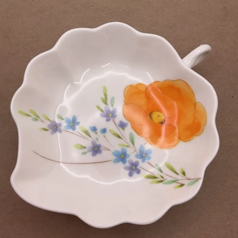 POW1 Mikasa POPPY LOVE Leaf Shaped Trinket Dish A8-202 Bone China 5.25" x 1.5"