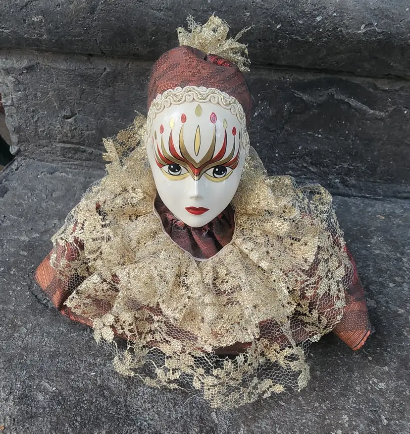 Vintage Harlequin Head , Brinns Music Box , 1988 . Song "Moulin Rouge"