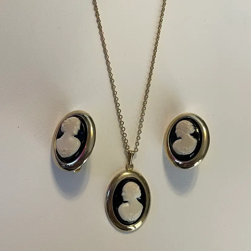 @@ Sarah Cov Cameo Necklace And Clip On Earrings Set