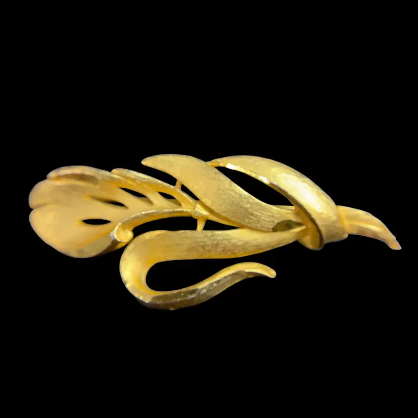 Signed Da Vinci Leaf Gold tone Pin 2 3/4”