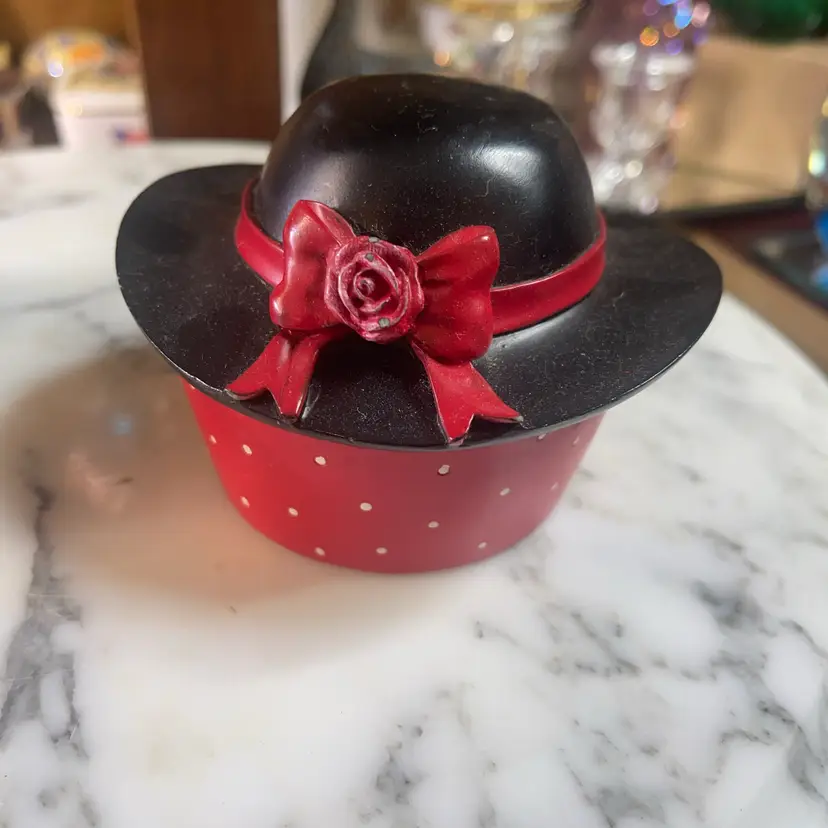 22-Hat Cricket Box Made Of Resin Red Bow